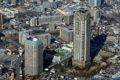 川口のタワーマンション群の空撮