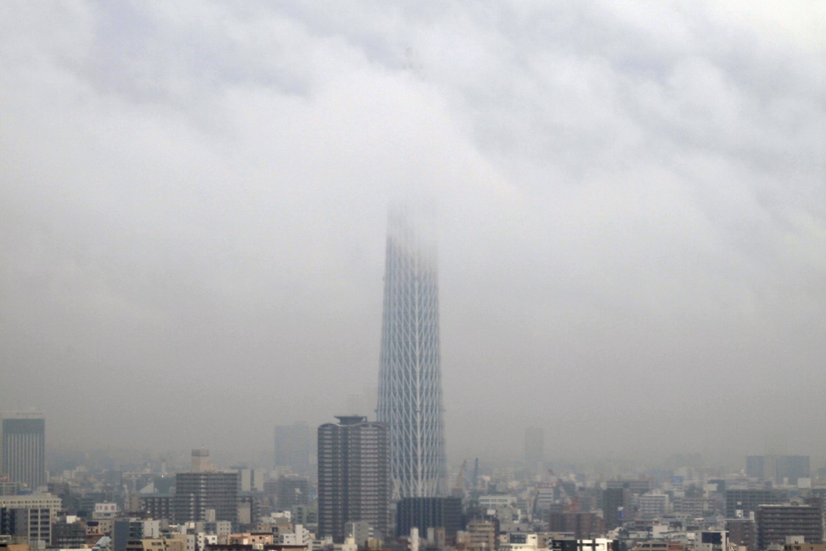 雲に隠れる東京スカイツリー 超高層マンション 超高層ビル