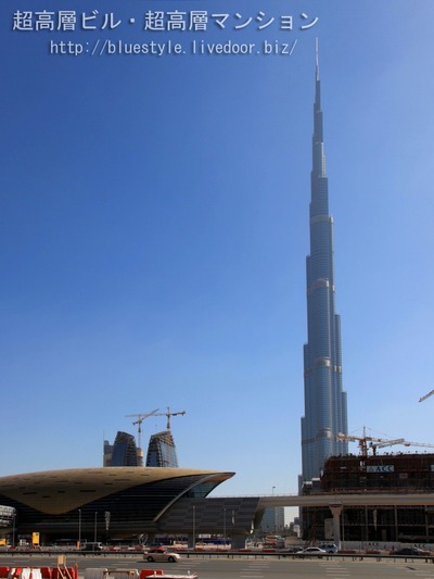 ドバイのブルジュ・ハリファとブルジュ・ハリファ駅