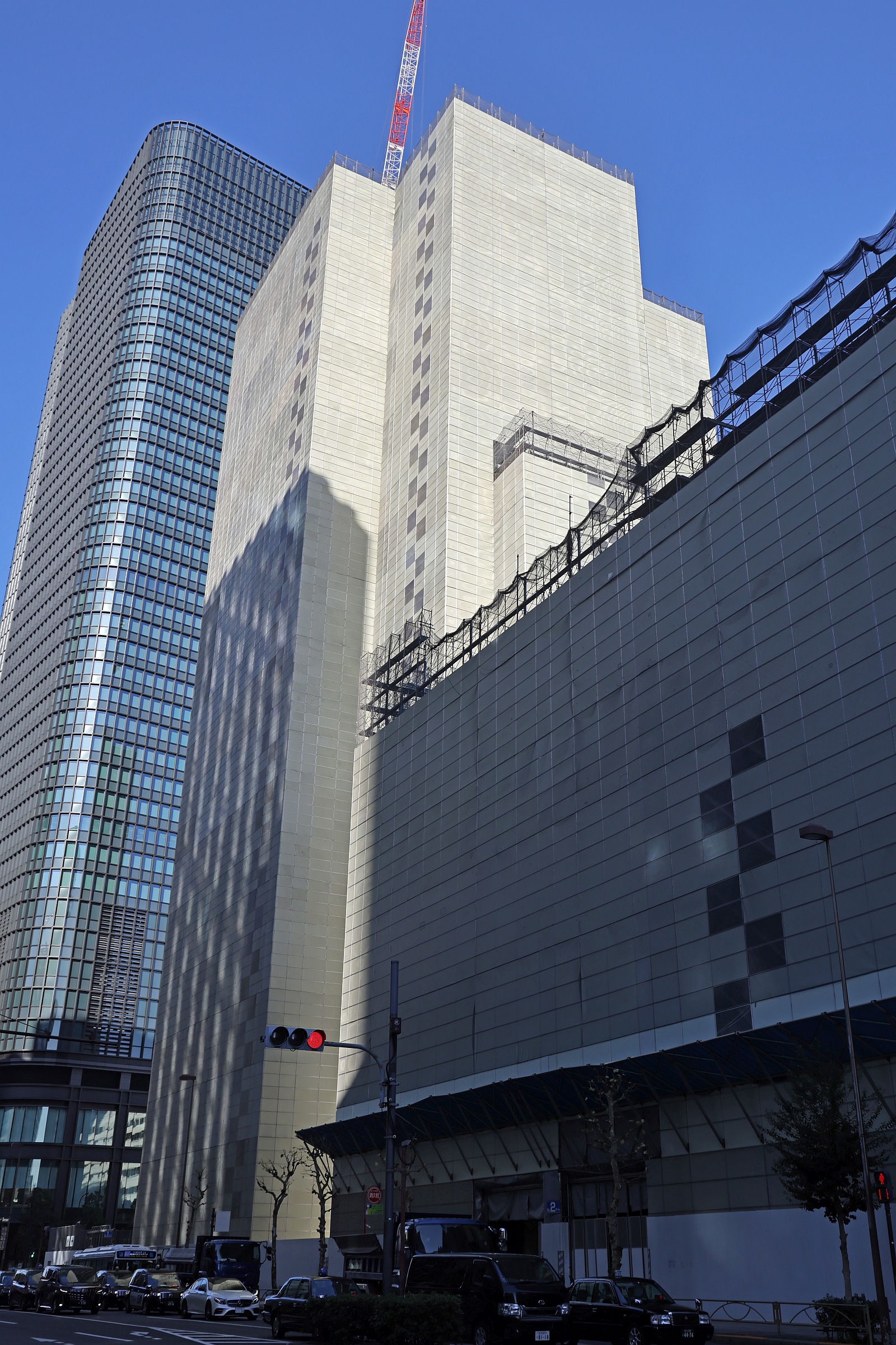 高さ112.48m「新呉服橋ビル」が解体中！跡地には地上44階、高さ