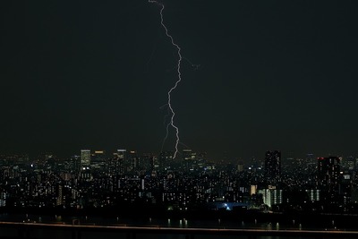 東京超高層ビル群と稲妻