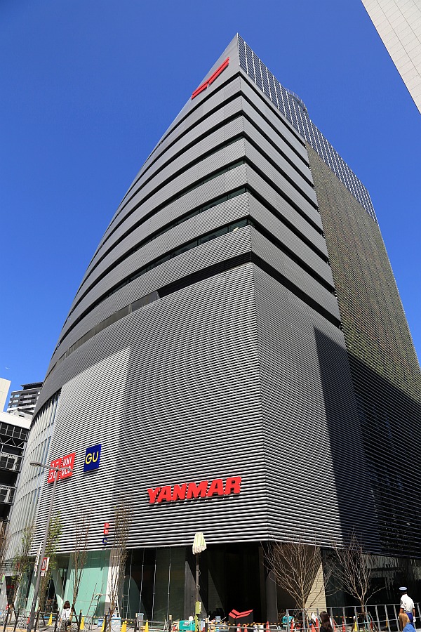 ユニクロのグローバル旗艦店 Uniqlo Osaka がオープンした ヤンマー本社ビル 超高層マンション 超高層ビル