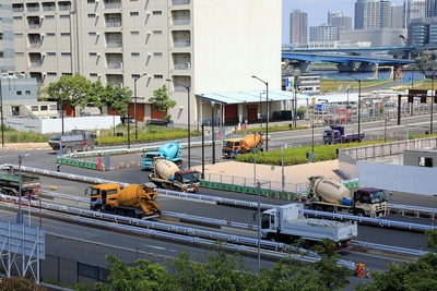 ミキサー車の車列