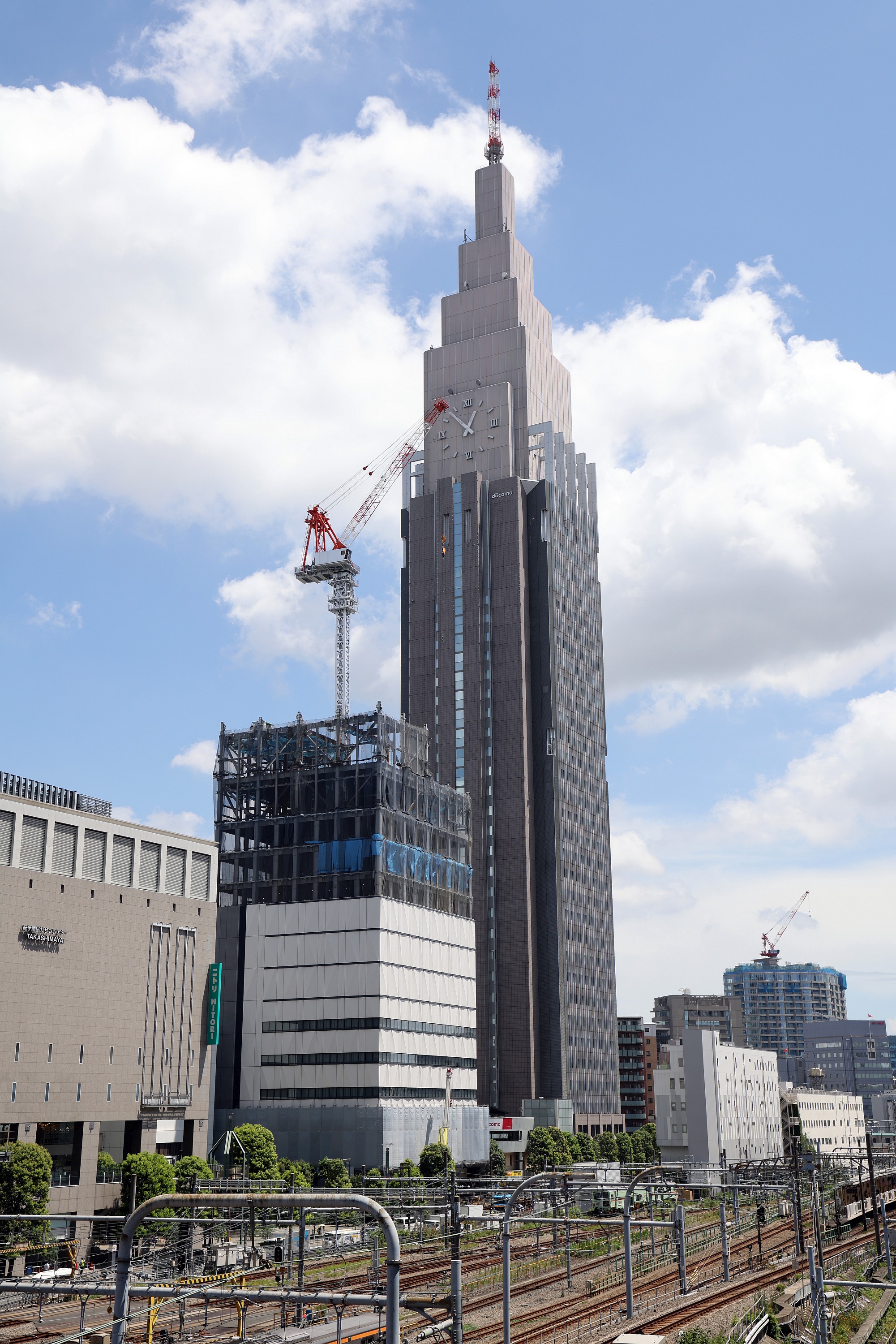 地上13階 高さ85 34m 仮称 ドコモ代々木第二ビル の建設状況 ドコモタワーの北側が建設地 22 7 25 超高層マンション 超高層ビル