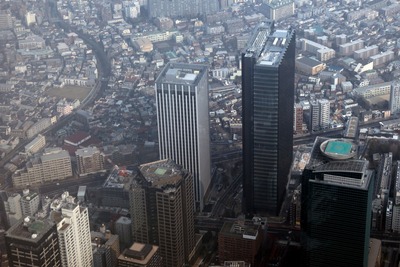 新宿の超高層ビル群の空撮