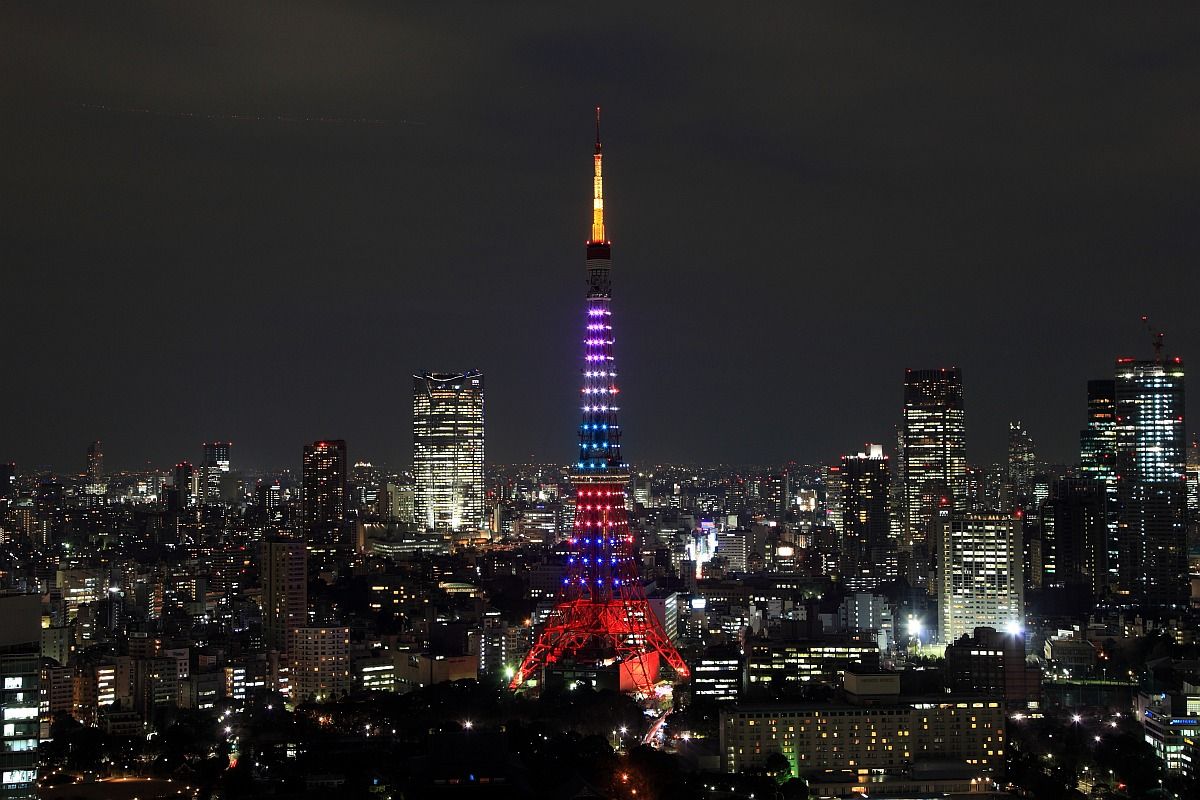 嵐のイメージカラーにライトアップされた東京レインボータワー 超高層マンション 超高層ビル