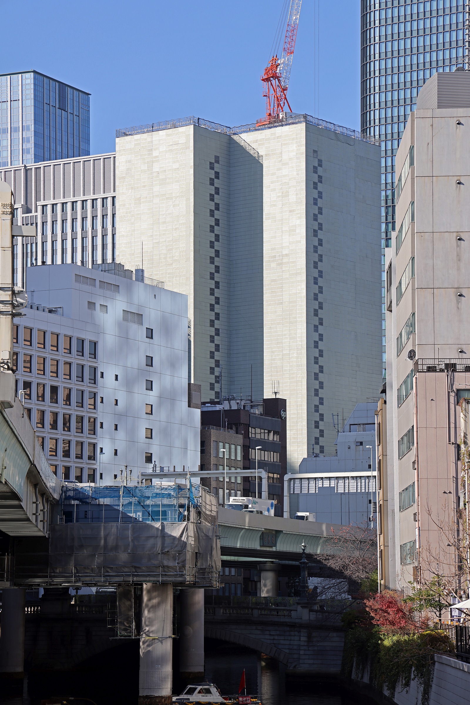 高さ112.48m「新呉服橋ビル」が解体中！跡地には地上44階、高さ