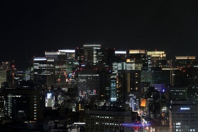 大手町・丸の内の超高層ビル群の夜景