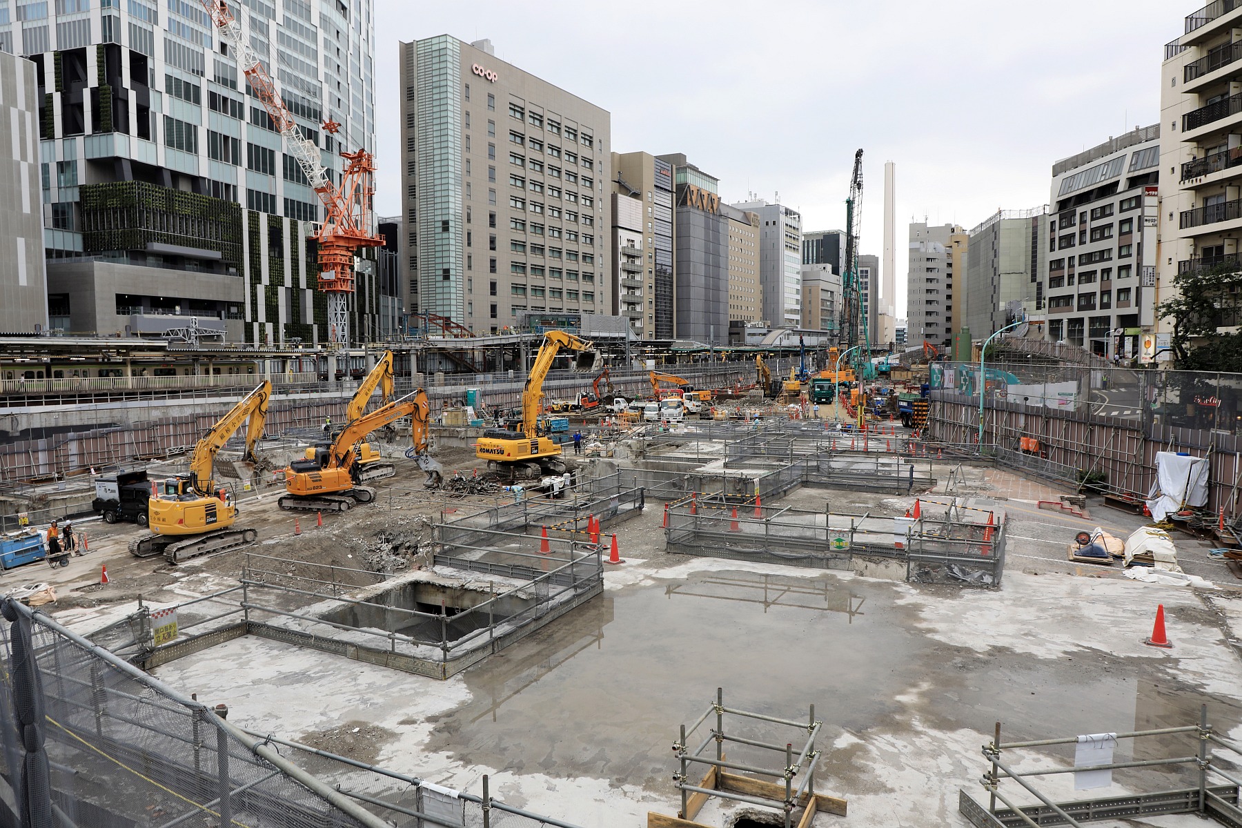 渋谷駅前の既存ビルが解体 高さ約180m 約133m 仮称 渋谷駅桜丘口地区第一種再開発事業 の既存建物解体状況 19 7 6 超高層マンション 超高層ビル