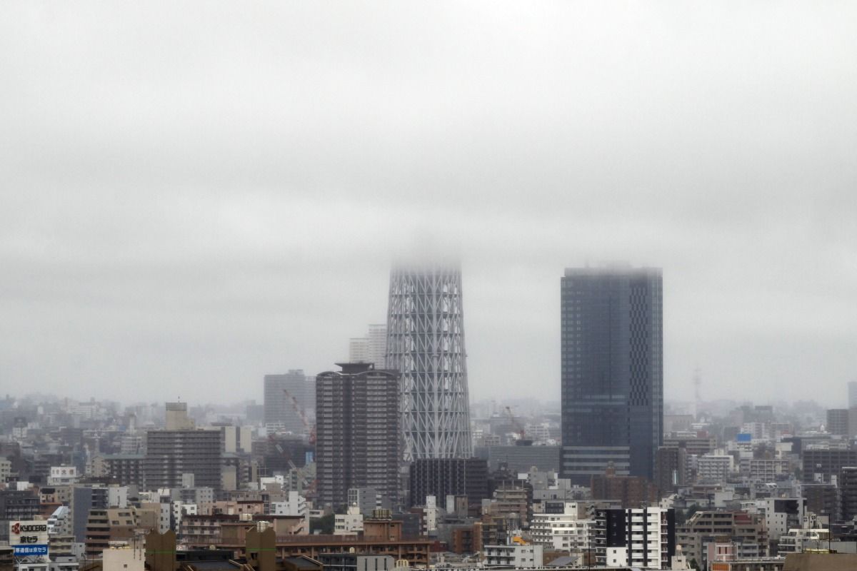 雲に隠れる東京タワーとか東京スカイツリーとか 超高層マンション 超高層ビル 雲に隠れる東京タワーとか東京スカイツリーとか 超高層マンション 超高層ビル