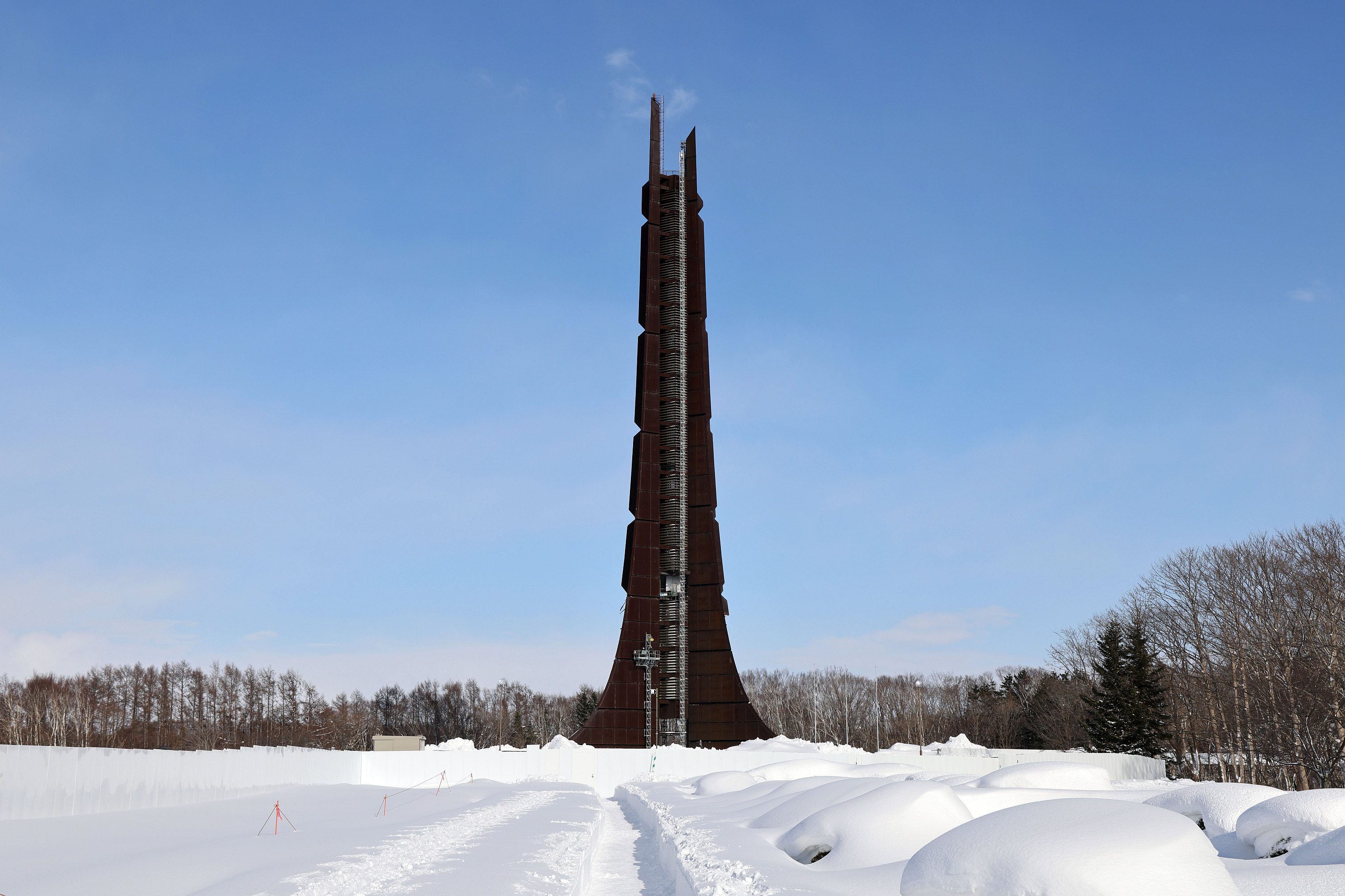 ついに解体開始した地上25階、高さ100m「北海道百年記念塔」の解体状況