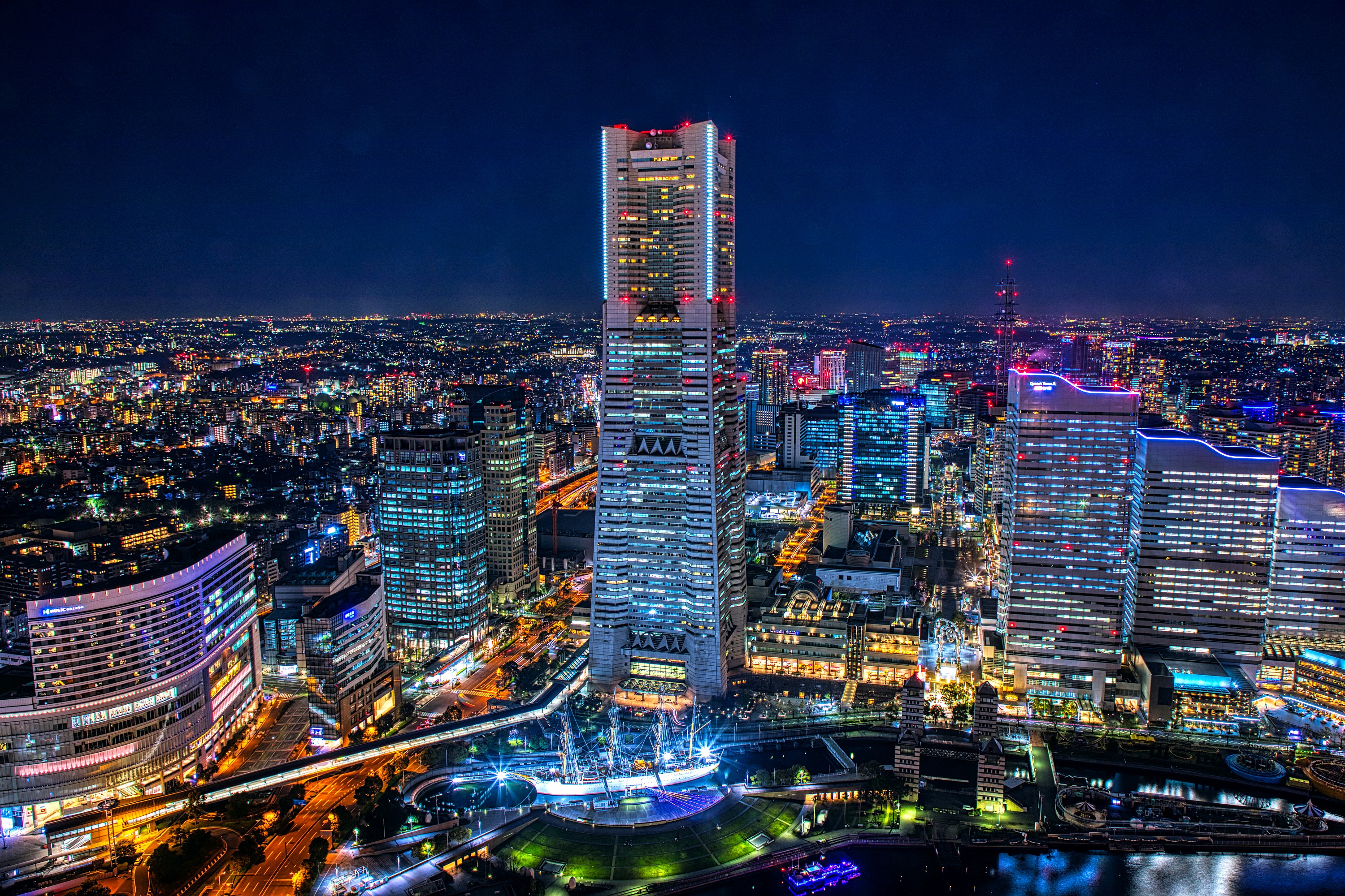 地上58階 高さ約0mタワマン ザ タワー 横浜北仲 屋上スカイテラスからの夜景とパーティルームなどの様子 超高層マンション 超高層ビル