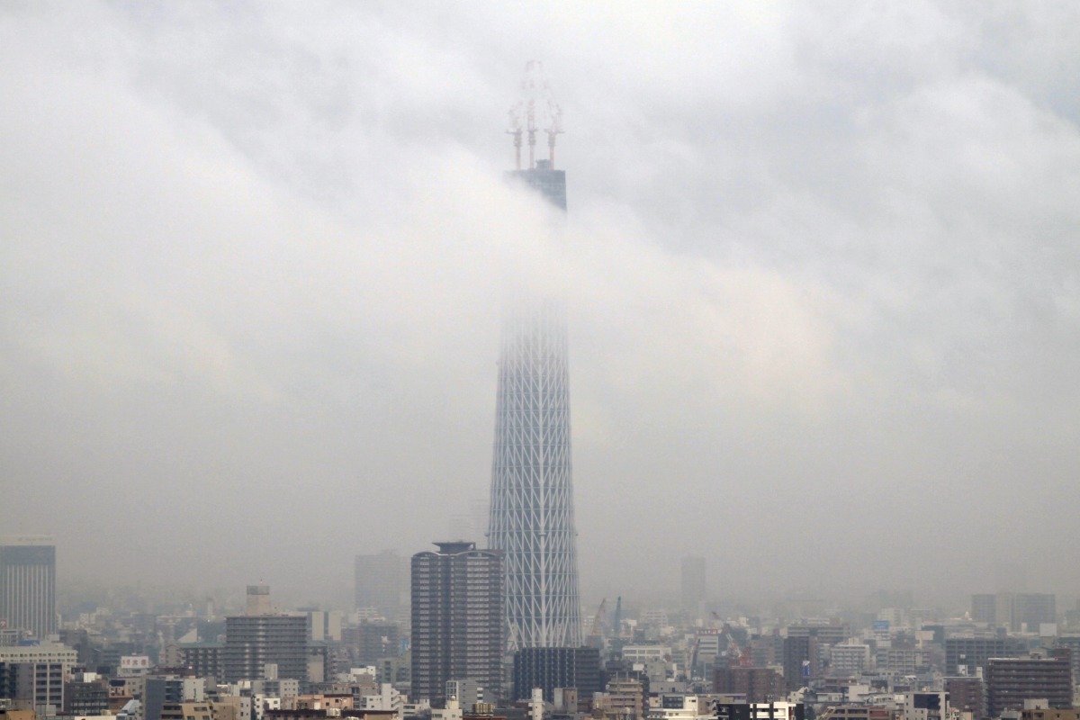 雲に隠れる東京スカイツリー 超高層マンション 超高層ビル