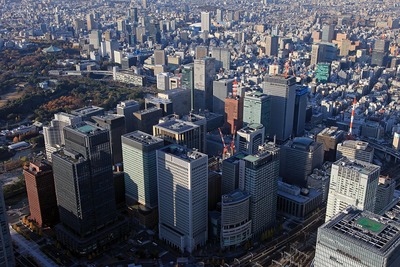 大手町・丸の内の超高層ビル群の空撮