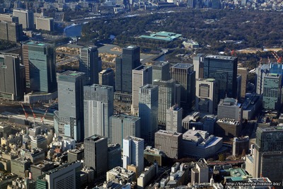 東京駅周辺の超高層ビル群の空撮
