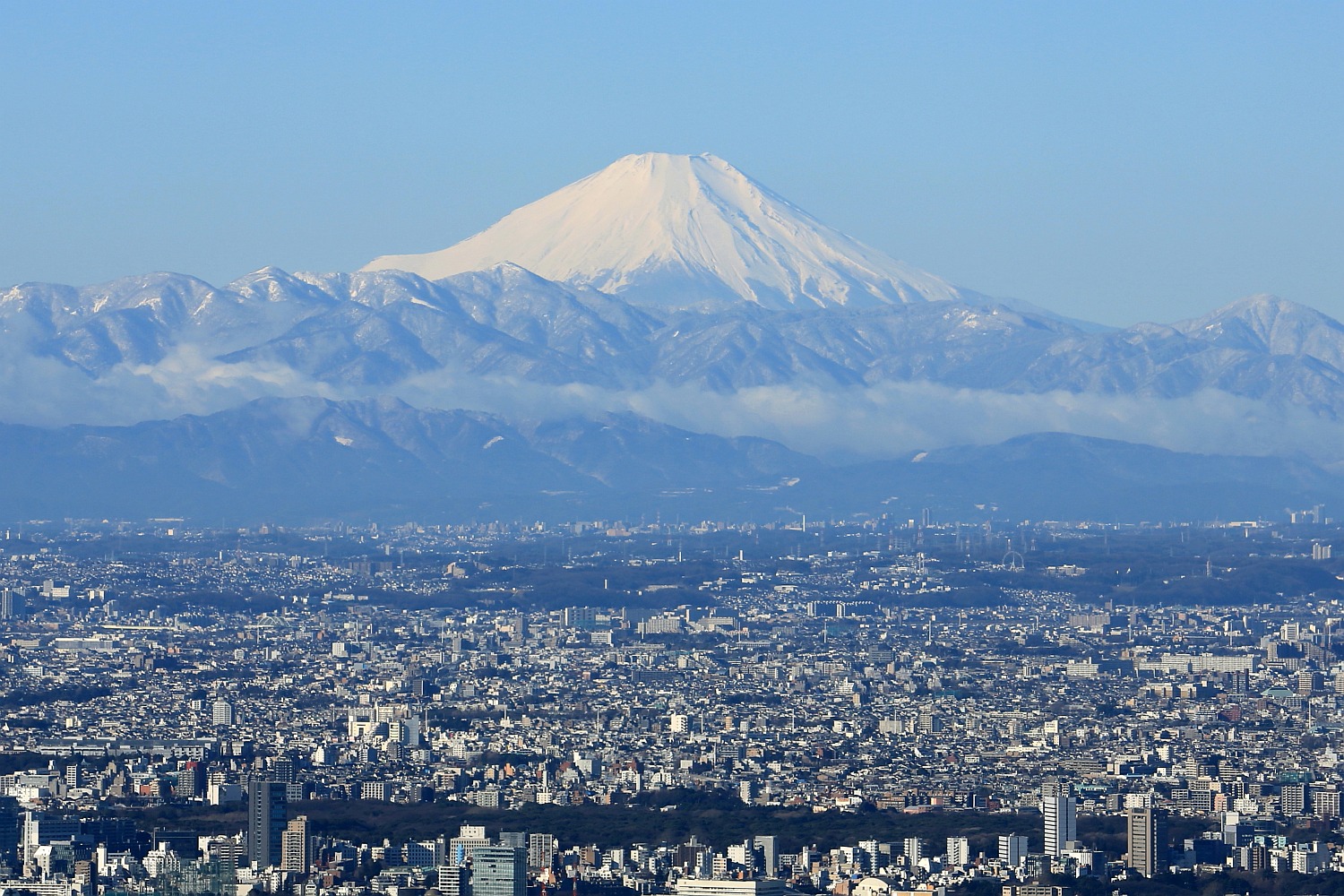 東京スカイツリーの天望回廊から見た富士山など雪化粧した山々 16 2 7 超高層マンション 超高層ビル
