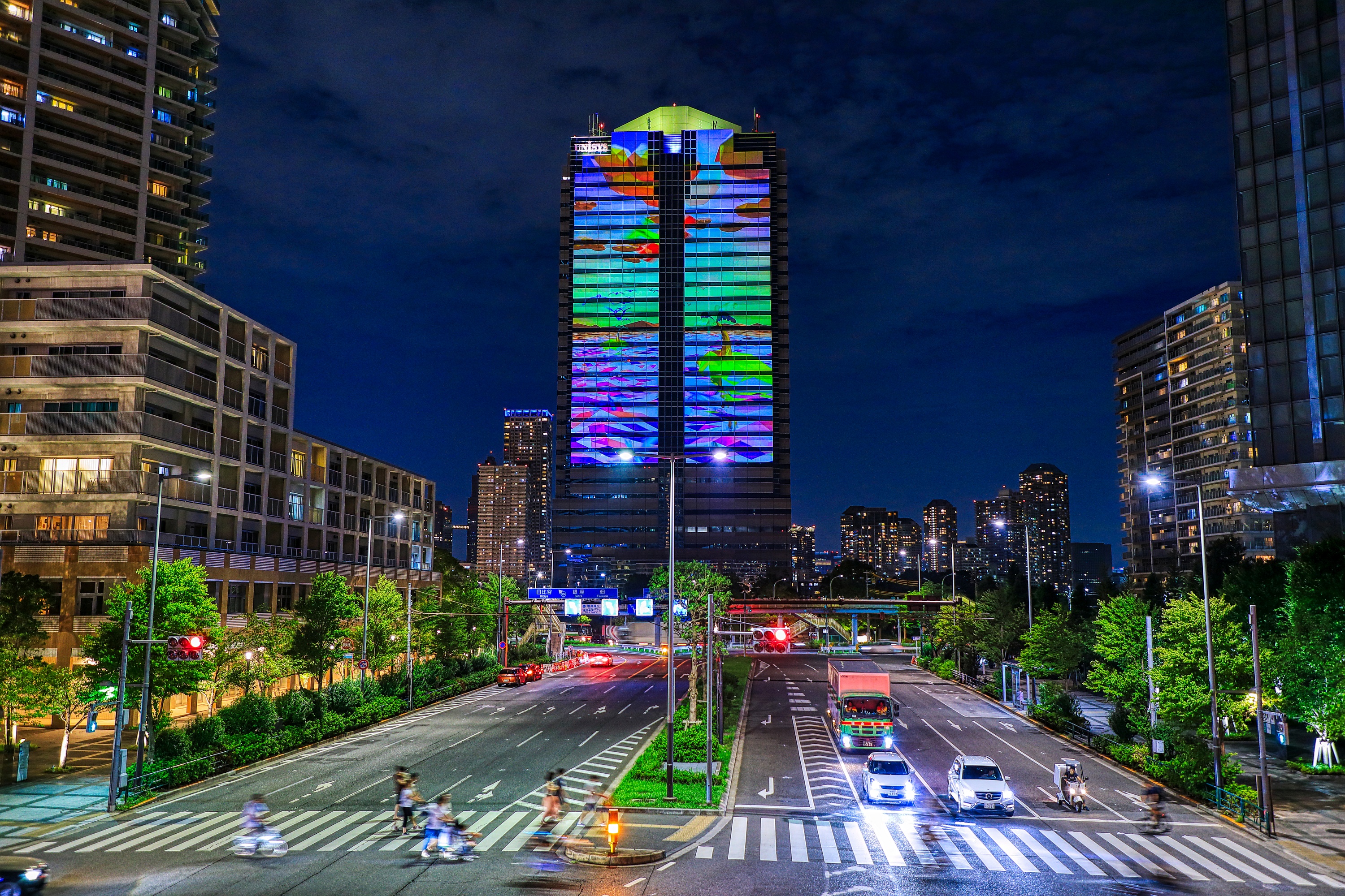 豊洲の 日本ユニシス本社ビル の壁面を使ったプロジェクションマッピング 晴海のタワマン群夜景 19 8 31 超高層マンション 超高層ビル
