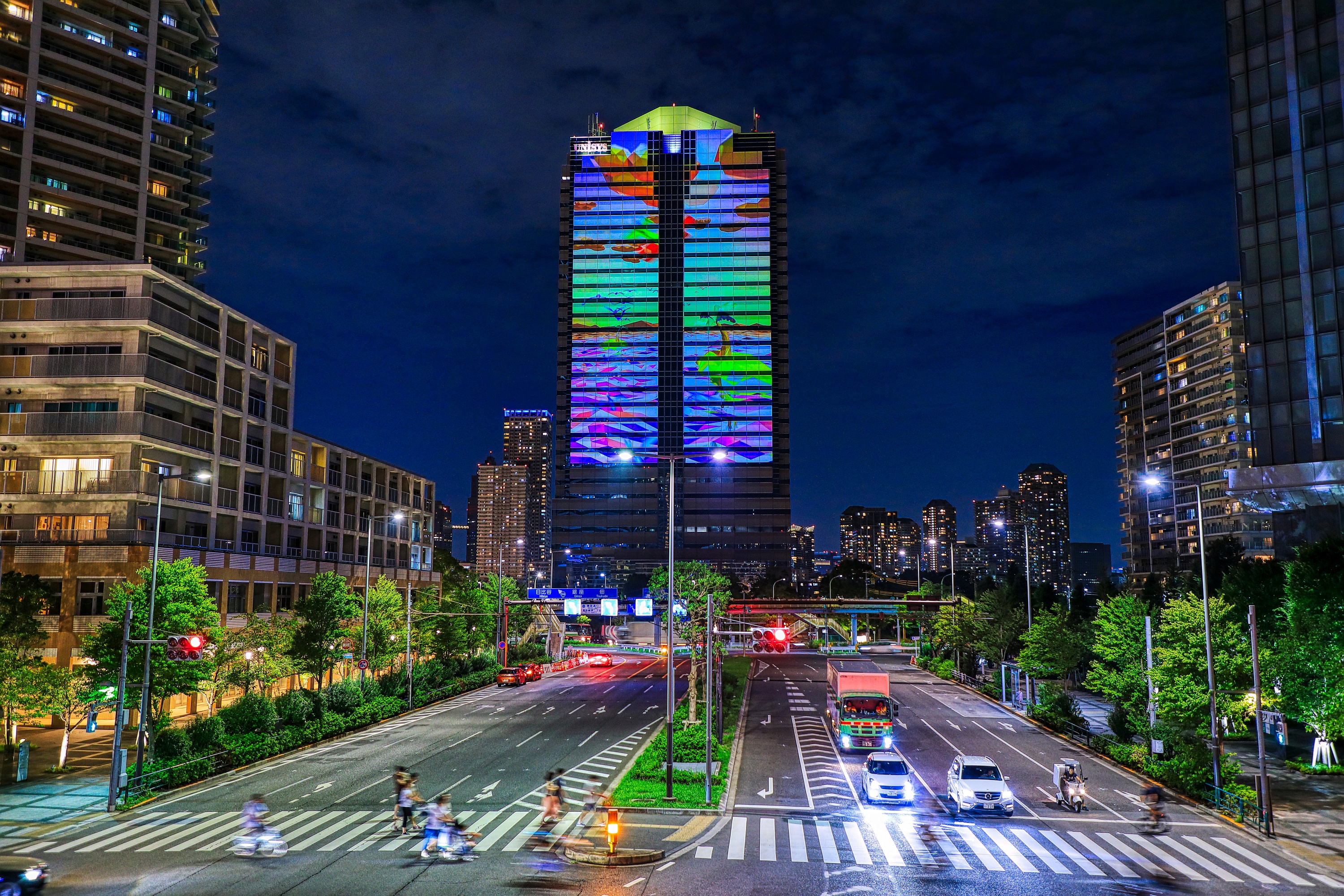 豊洲の 日本ユニシス本社ビル の壁面を使ったプロジェクションマッピング 晴海のタワマン群夜景 19 8 31 超高層マンション 超高層ビル 豊洲の 日本ユニシス本社ビル の壁面を使ったプロジェクションマッピング 晴海のタワマン群夜景 19 8 31 超高層マンション 超高層ビル