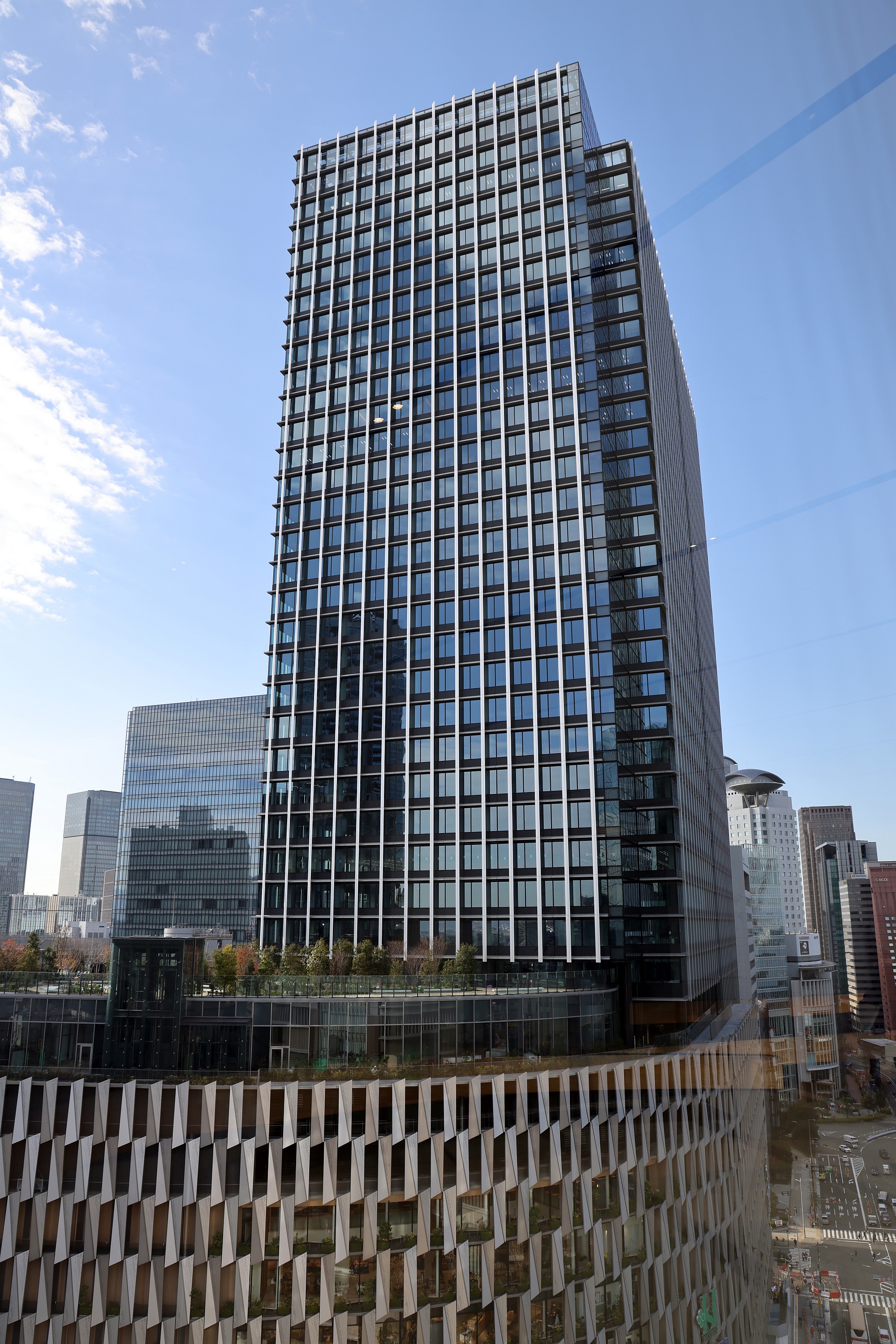 地上38階、高さ約189m「大阪梅田ツインタワーズ・サウス」の建設状況!低層部は阪神梅田本店です(2021.12.20) 超高層マンション・超高層ビル 地上38階、高さ約189m「大阪梅田ツインタワーズ・サウス」の建設状況!低層部は阪神梅田本店です(2021.12.20) 超高層マンション・超高層ビル