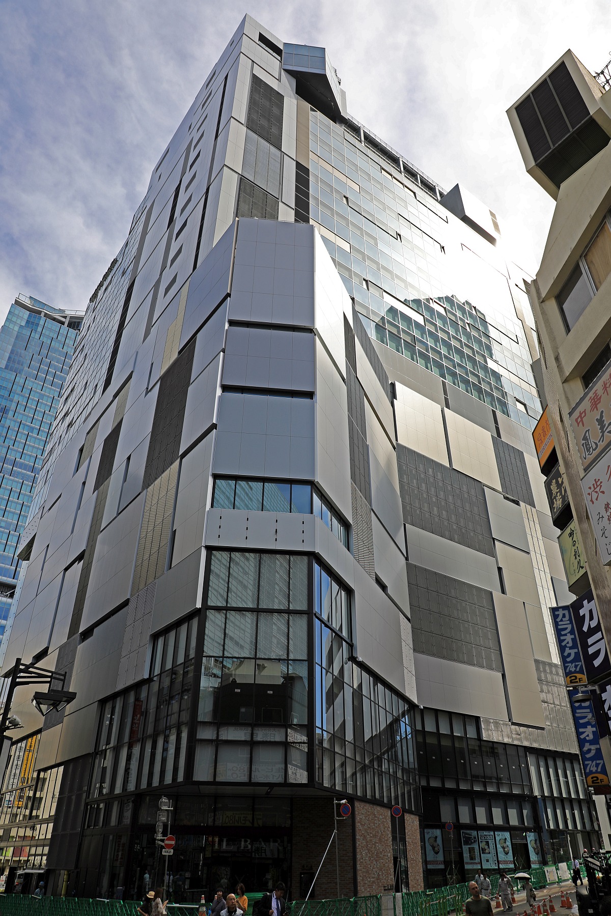 夜のライトアップが格好いい！東急プラザ渋谷が入る高さ約103m