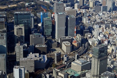 大手町の超高層ビル群の空撮
