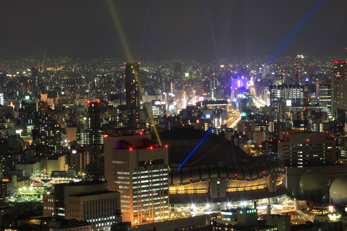 光を放つ大阪ドーム 超高層マンション 超高層ビル