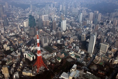 東京タワーと東京超高層ビル群の空撮