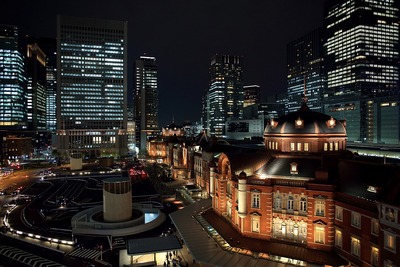 KITTEから見た東京駅丸の内駅舎前の夜景