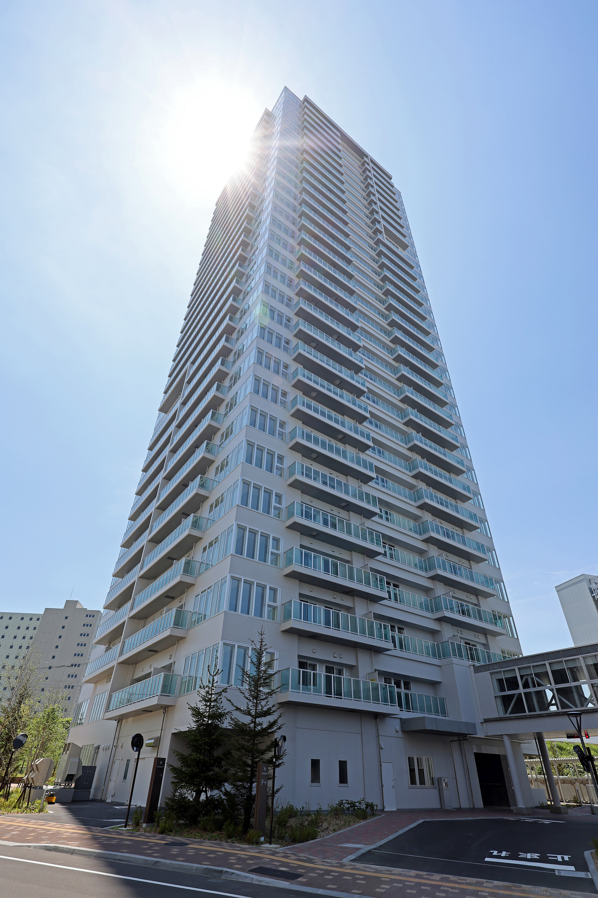 新札幌　不倫 地上30階、高さ98.51m「プレミストタワー新さっぽろ」の完成後の様子！円形の屋内型空中歩廊で接続するマールク新さっぽろ内の分譲タワマン（2023.6.25)  : 超高層マンション・超高層ビル