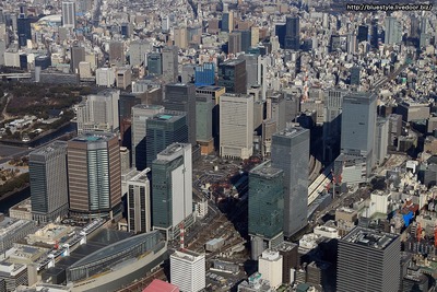 東京駅周辺の超高層ビル群の空撮