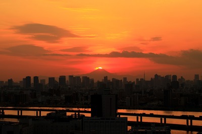 東京超高層ビル群とダイヤモンド富士