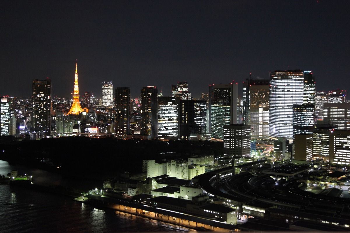 勝どきビュータワーから東京スカイツリーと東京タワー方面の夜景 超高層マンション 超高層ビル