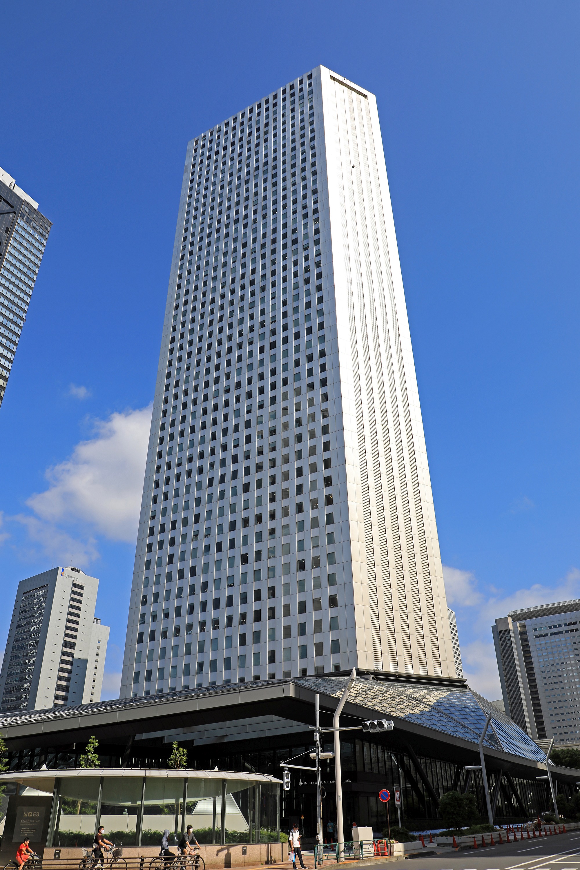 地上54階 高さ211m 新宿住友ビル の低層部に大アトリウム空間 三角広場 が完成 超高層マンション 超高層ビル