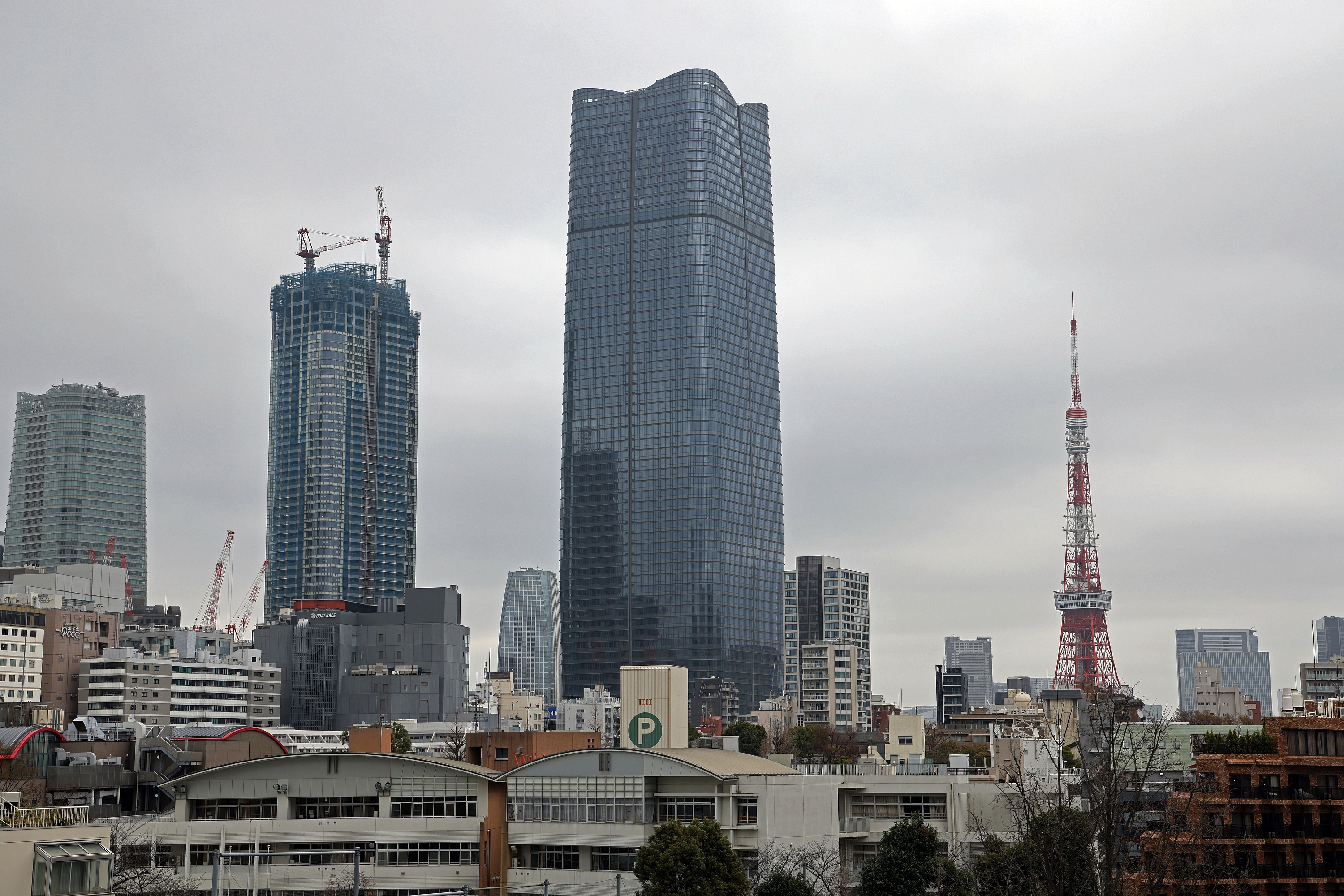 マン　　3台纏め。 着工した「三田小山町西地区第一種市街地再開発事業」の建設状況