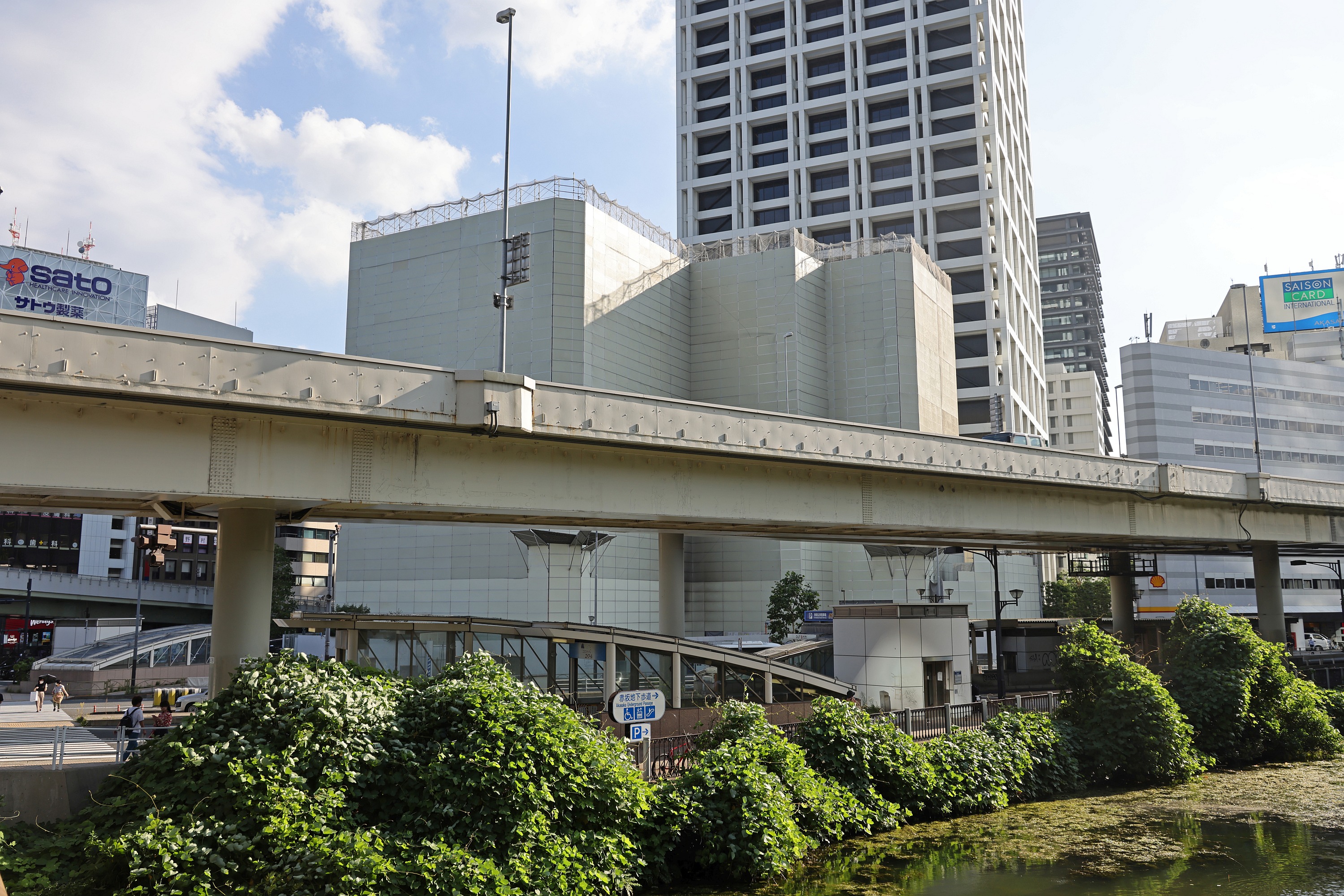 赤坂見附駅前！地上26階、高さ140mの「(仮称)元赤坂一丁目計画」の既存ビル解体中！跡地は森トラストによるホテル・事務所（2022.8.19） 超高層マンション・超高層ビル