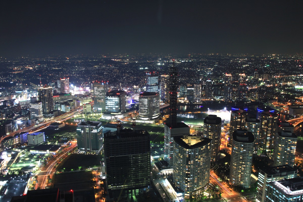 横浜ランドマークタワーから横浜駅方面の夜景 超高層マンション 超高層ビル