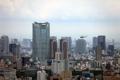 超高層ビル群の中をヘリコプター