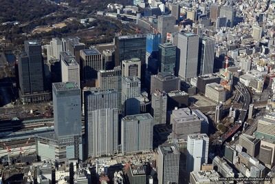 東京駅周辺の超高層ビル群の空撮