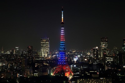 オリンピックカラーにライトアップされた東京タワー