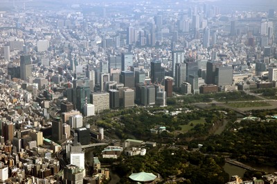 大手町・丸の内の超高層ビル群の空撮