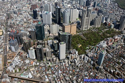 新宿の超高層ビル群の空撮