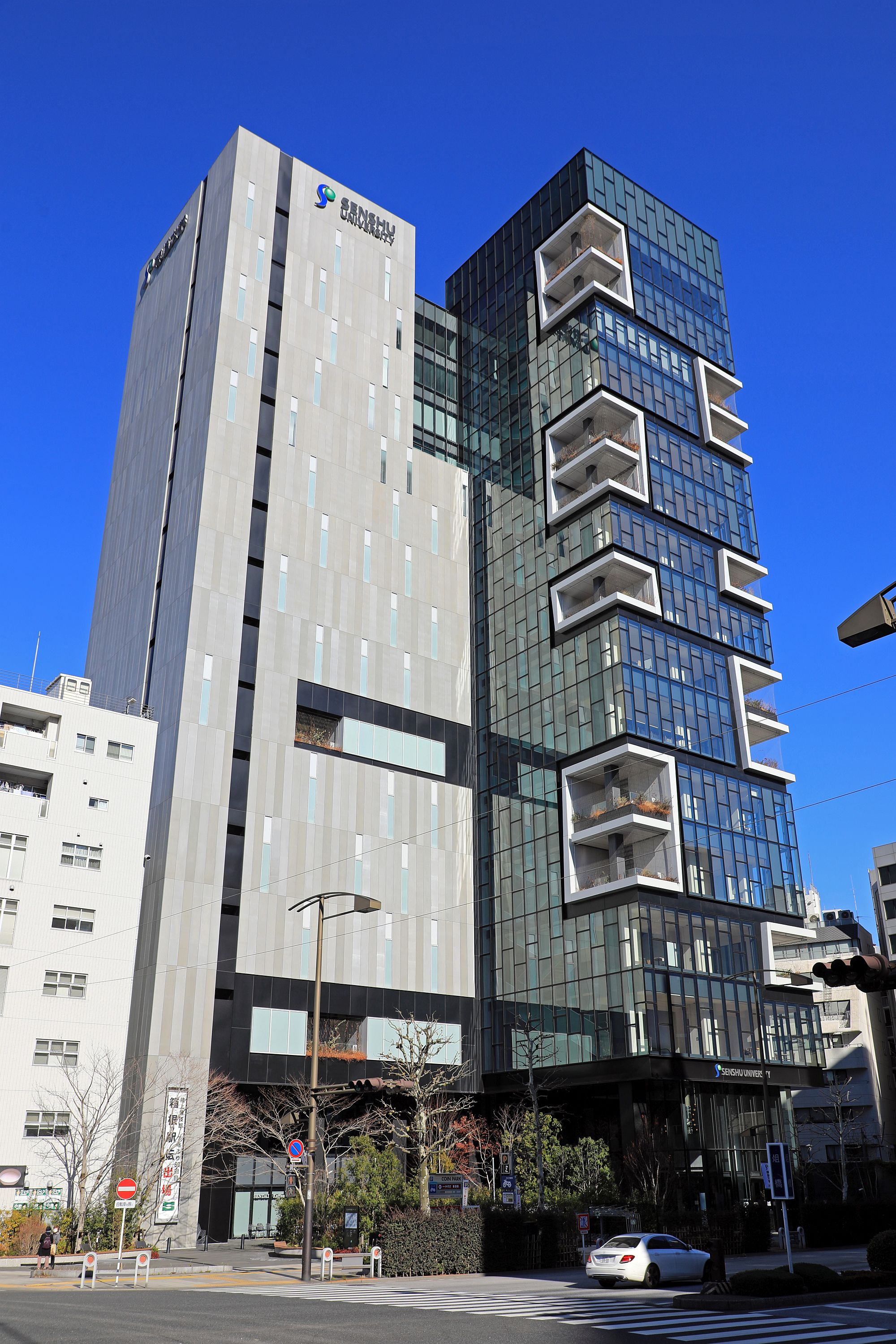 各階にテラス 地上16階 高さ78 94m 専修大学神田キャンパス10号館 140年記念館 の様子 21 1 10 超高層マンション 超高層ビル 各階にテラス 地上16階 高さ78 94m 専修大学神田キャンパス10号館 140年記念館 の様子 21 1 10 超高層マンション 超高層ビル