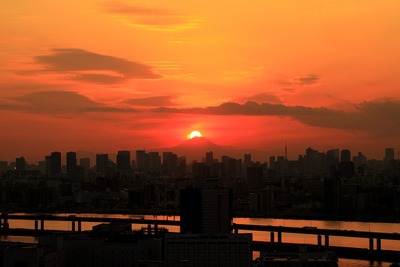 東京超高層ビル群とダイヤモンド富士