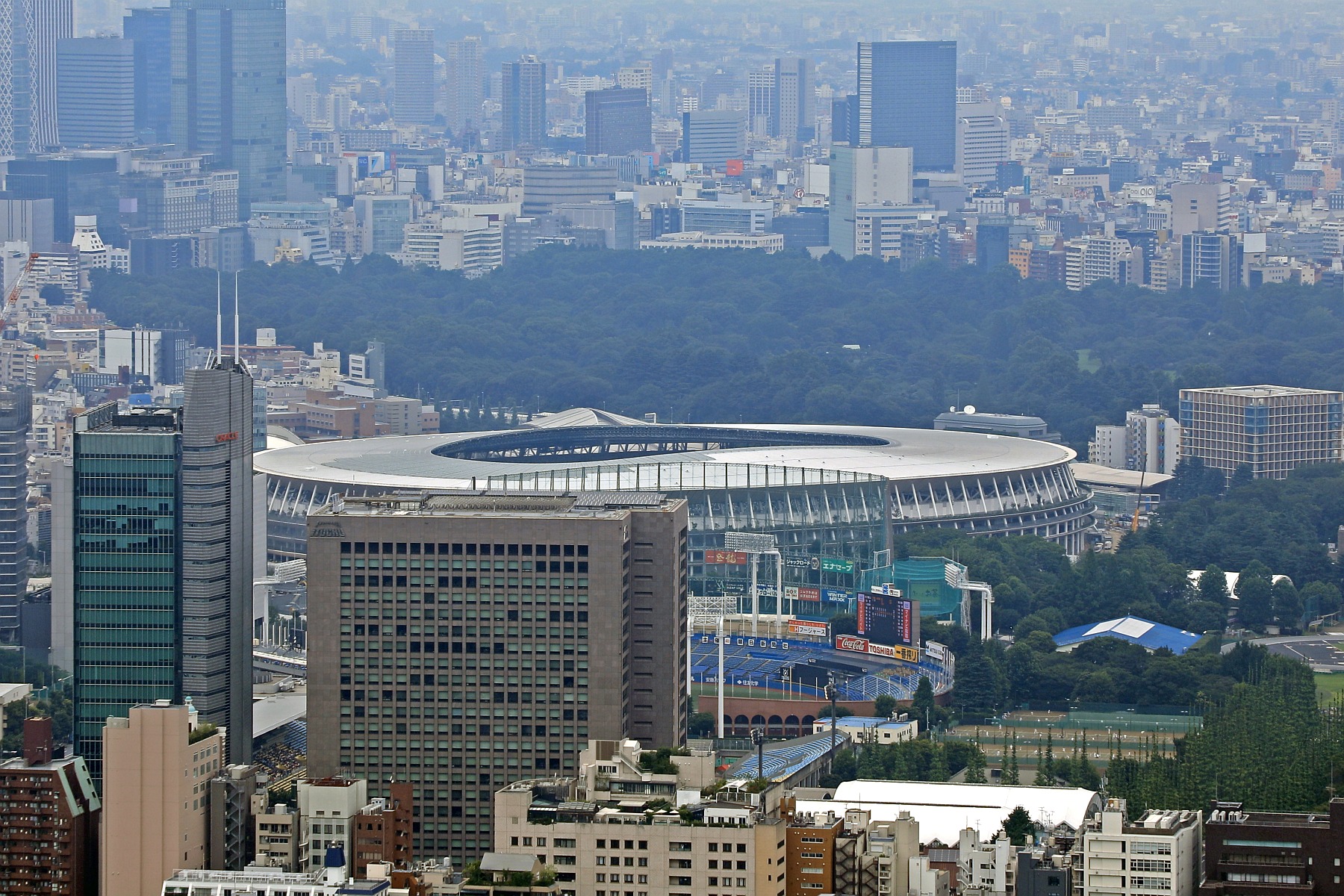 外観がかなり見えるようになった 新国立競技場 の建設状況 19 7 27 超高層マンション 超高層ビル