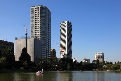 上野公園から見た上野池之端のタワーマンション