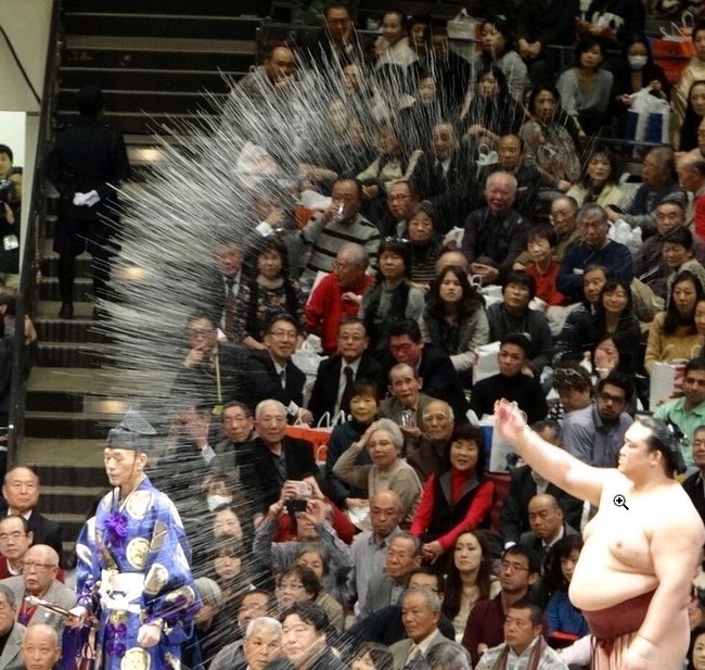 まじかっこいい 力士の塩まき画像がマンガみたいだと話題 すげえええええええええええええ まとめん