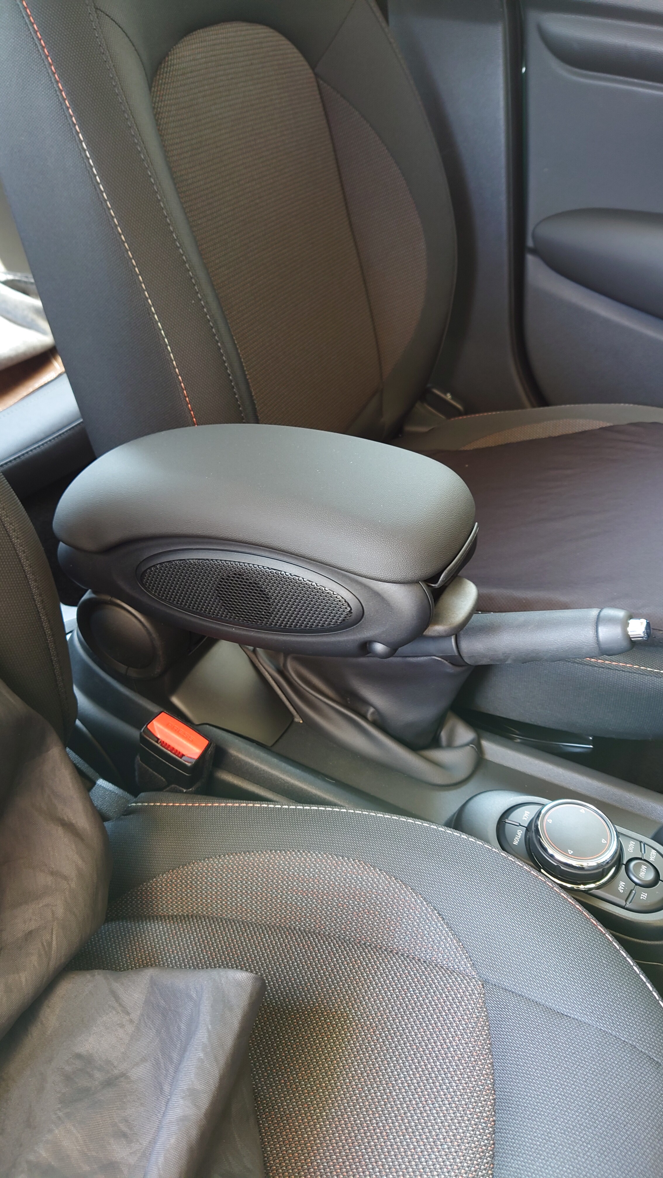 BMC日記 : F55 BMWミニ クーパー アームレスト取付