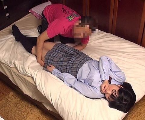 【準新作】うちの娘にかぎって… 「お父さん来たら怒られちゃうよ…」困ったような顔でそう言うと僕の娘は間男(おじさん)にカラダを許した【寝取られ】女子校生中出し【NTR】宮崎あや