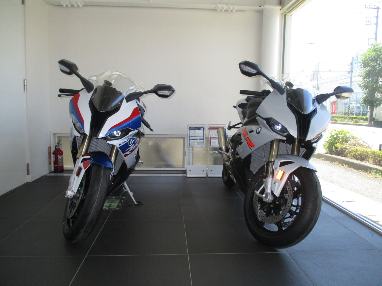 送無r BMW モトラッド モータースポーツ BMW Motorrad Motorsport White 200mm 2枚セット ステッカー 海外限定 送無r BMW モトラッド BMW Motorrad Black 150mm&frasl;200mm 4枚セット