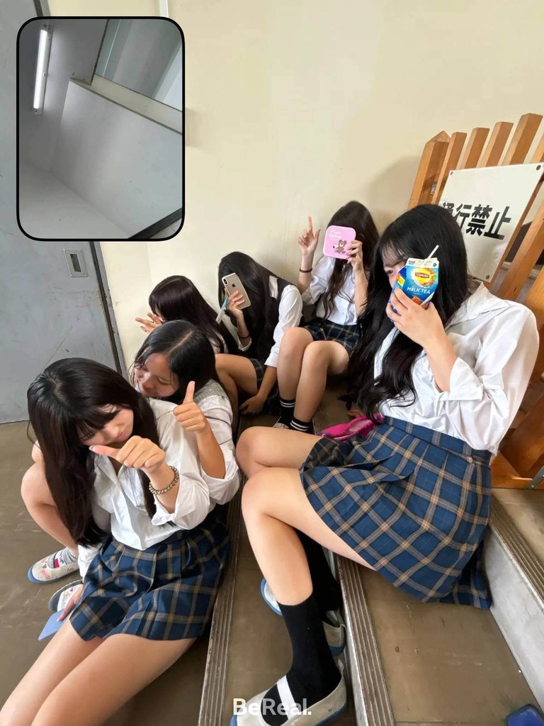 【画像】高校時代はふざけている女子高生が見放題だったなんて信じられないwww